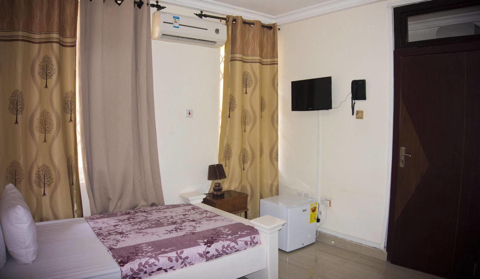 @Home Boutique B&B Hostel And Suite Accra Exterior photo